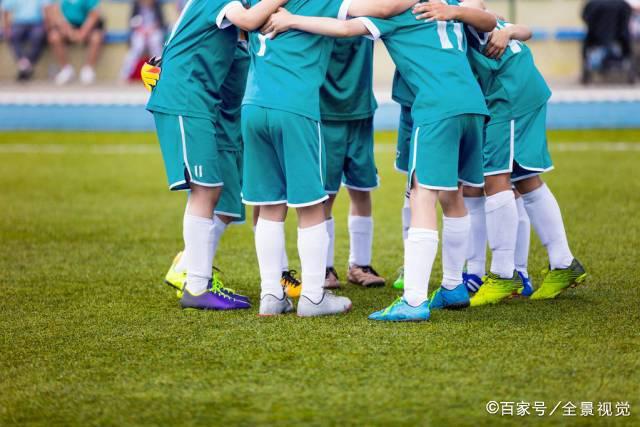 组图：幸福！亚马尔与女友共享荣耀 弟弟开心玩耍